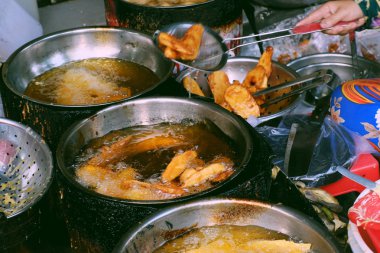 Kömür ocağında kaynamış yağ tavası, çıtır çıtır atıştırmalık kek tozu.