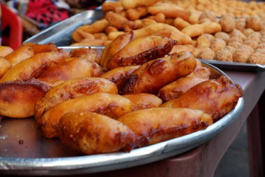 Ho Chi Minh Ci 'de kızartılmış pudra keki.