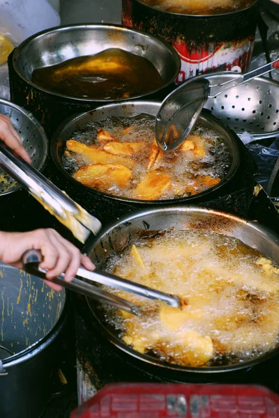 Panela de óleo fervente no fogão a carvão, pó crocante bolo lanches — Fotografia de Stock