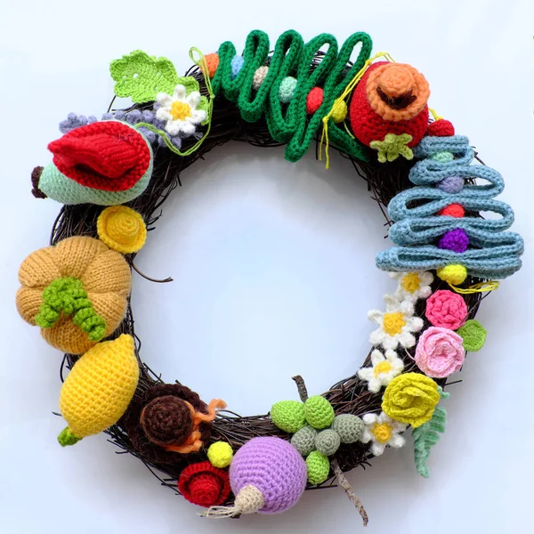 Grinalda de Natal colorido ornamento artesanal para guirlanda de pino — Fotografia de Stock