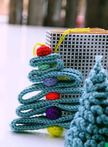 Árvore de fita de Natal e bugigangas coloridas com caderno de papel o — Fotografia de Stock