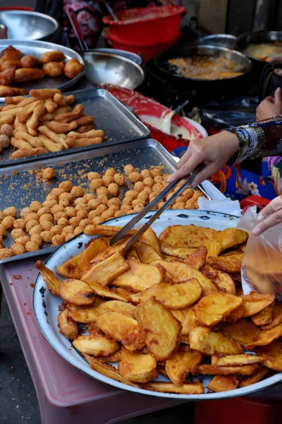 Bandeja crocante lanches bolo de pó frito em Ho Chi Minh ci — Fotografia de Stock