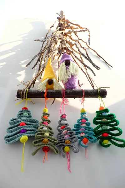 简单的冬季装饰季节，竹子上的侏儒，缎带克里斯 — 图库照片
