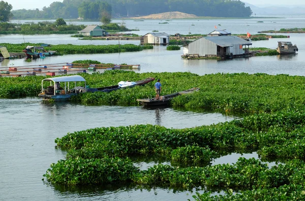 Beau village de pêcheurs vietnamiens sur la rivière Dong Nai, flottant — Photo