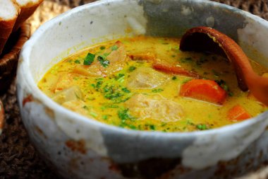 Kahvaltı için ekmekli nefis sarı köri kasesi.,