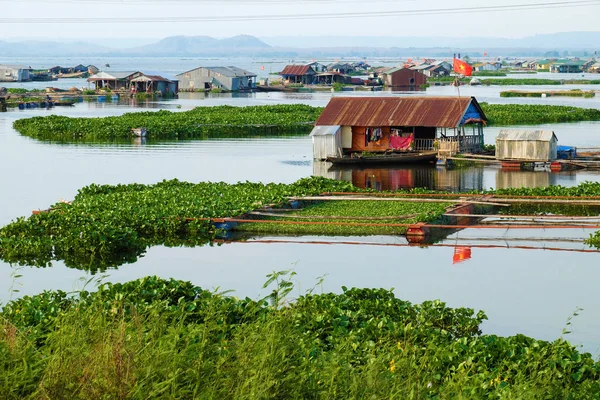 Bellissimo villaggio di pescatori vietnamiti sul fiume Dong Nai, galleggiante — Foto Stock