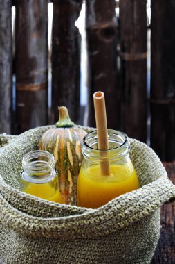 Tereyağlı süt şişesi, sarı sağlıklı, besleyici içecek.