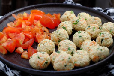 Tofu topu hammaddesi vejetaryen yemeği için kızarmaya hazır.