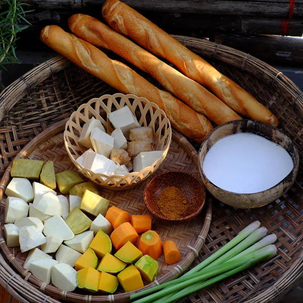 Сырье высшего сорта: веганское блюдо карри с хлебом, домашняя запеканка — стоковое фото