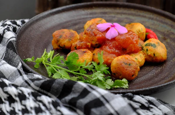 Comida vegan, frito tofu bola cozinheiro com molho de tomate para vegetaria — Fotografia de Stock