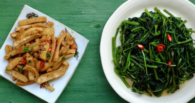 Kızarmış soya peyniri ile günlük aile menüsü için basit vejetaryen yemeği.