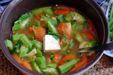 Vietnam sebzeli vegan çorbası bamya, tofu, tom