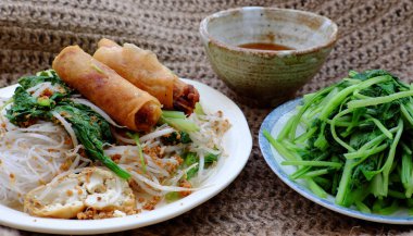 Kahvaltıda vejetaryen Vietnam yemeği, kızarmış pirinç eriştesi.