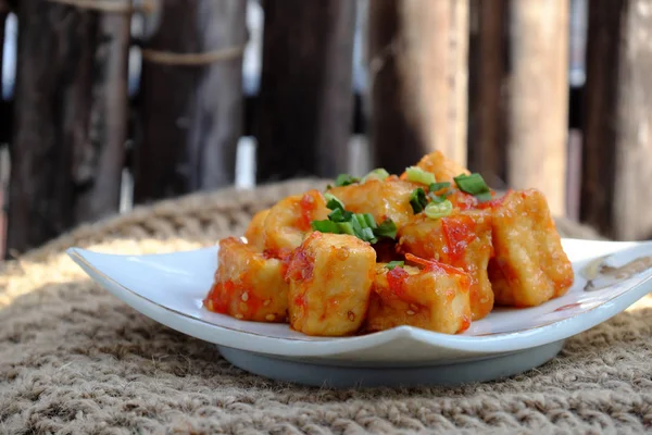 Smažené tofu s rajčatovou omáčkou, zdravou výživou a lahůdkami — Stock fotografie