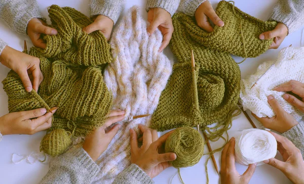 Grupa kobiet ręka z drutami dziewiarskimi, dzianina wełna biała i m — Zdjęcie stockowe