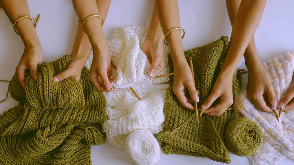Gruppo di donna mano con ferri da maglia, lana lavorata a maglia bianca e m — Foto Stock