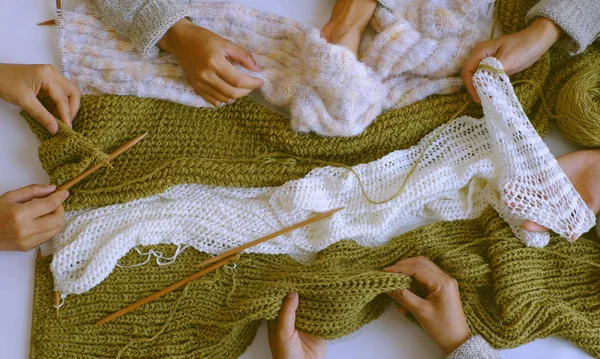 Gruppo di donna mano con ferri da maglia, lana lavorata a maglia bianca e m — Foto Stock