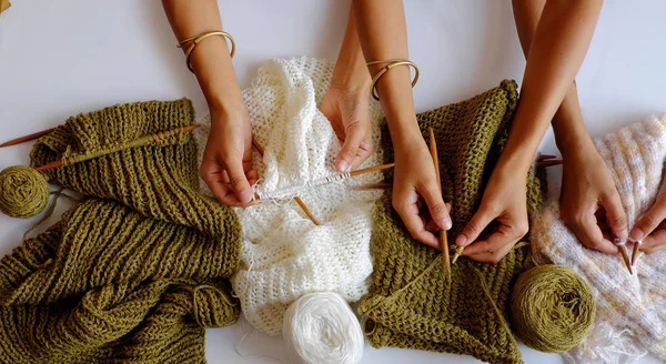 Gruppo di donna mano con ferri da maglia, lana lavorata a maglia bianca e m — Foto Stock