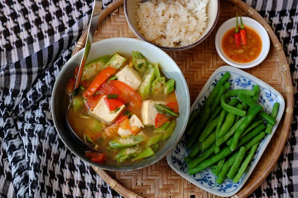 Veganistisch menu met gekookte erwten, kom okra, tomaat, tofu sou — Stockfoto