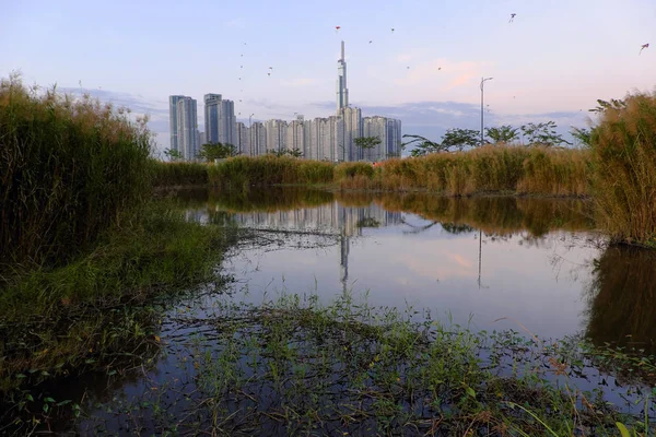 Erstaunliche Landschaft von Ho-Chi-Minh-Stadt, viele Drachen fliegen in der Sonne — Stockfoto