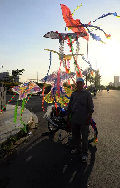 Muitos papagaios coloridos no campo de Saigon para ativismo ao ar livre — Fotografia de Stock