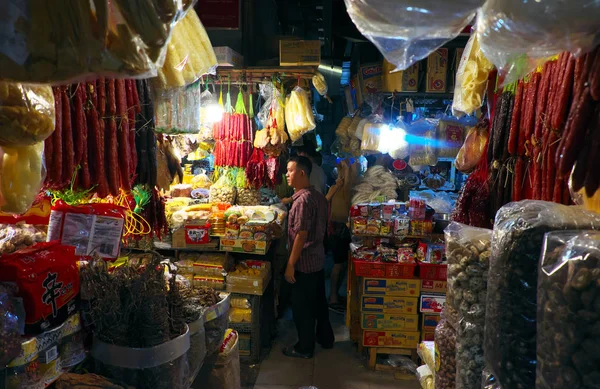 Indoor dried food market with many stalls in yellow lamp — Stock Photo, Image