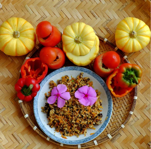 Domácí veganská grilovaná zelenina z plněných červených rajčat, zvonek — Stock fotografie