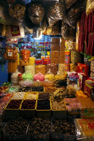 Marché alimentaire intérieur séché avec de nombreux stands en lampe jaune — Photo