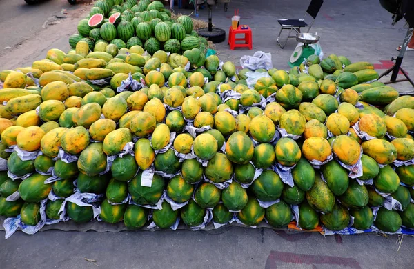 Many papaya fruits arrangement of floor for sale at outdoor farm — Stock Photo, Image