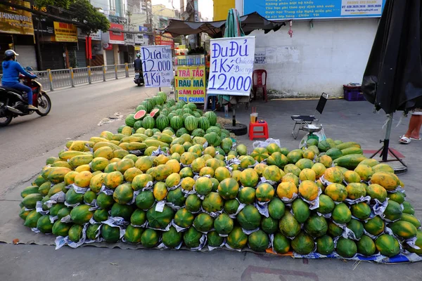 Mnoho papája ovoce uspořádání podlahy na prodej na venkovní farmě — Stock fotografie