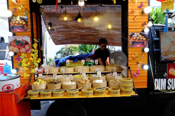 Restaurante ao ar livre com praça de alimentação no mercado de fim de semana, muitos lanche — Fotografia de Stock