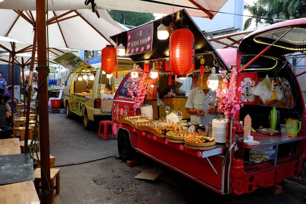 Restaurante ao ar livre com praça de alimentação no mercado de fim de semana, muitos lanche — Fotografia de Stock