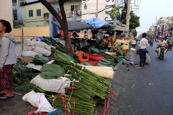 Mercado de folhas tradicional perto de Tet, folhas, corda de bambu, molde de bolo — Fotografia de Stock