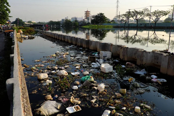 Загрязнение реки из мусора в городе Хошимин, Вьетнам, мусор — стоковое фото