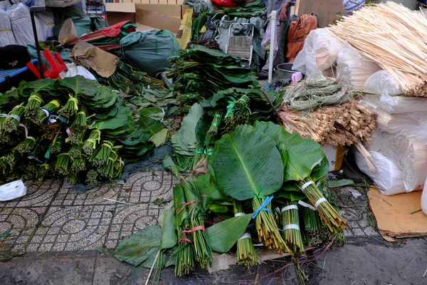 Mercato tradizionale delle foglie vicino a Tet, foglie, corda di bambù, stampo per torte — Foto Stock