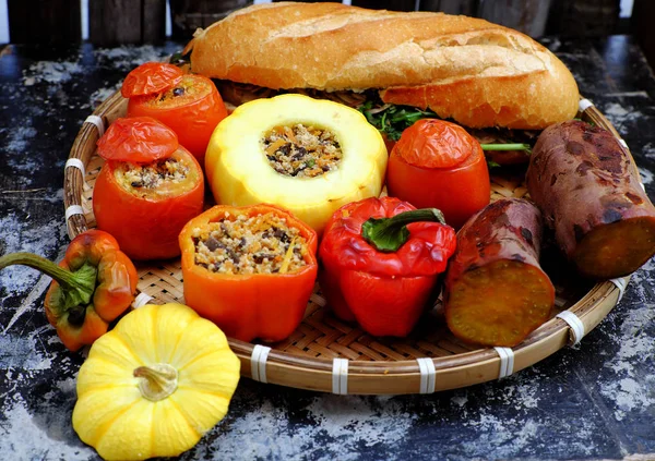 Tray of vegan meal with grilled tomato, bell peppers,  pumpkin, — Stockfoto