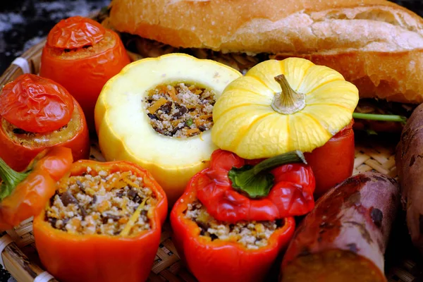 Bandeja de refeição vegan com tomate grelhado, pimentão, abóbora , — Fotografia de Stock