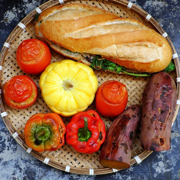 Tray of vegan meal with grilled tomato, bell peppers,  pumpkin, — Stockfoto