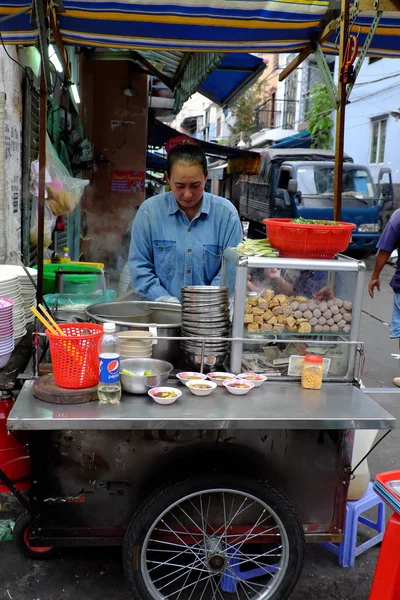 Vietnamita chef cozinheiro macarrão sopa no restaurante ao ar livre f — Fotografia de Stock