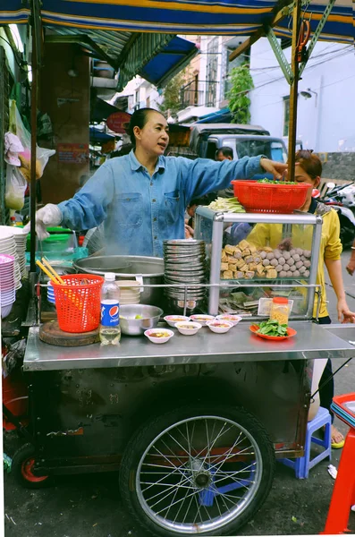Vietnamita chef cozinheiro macarrão sopa no restaurante ao ar livre f — Fotografia de Stock