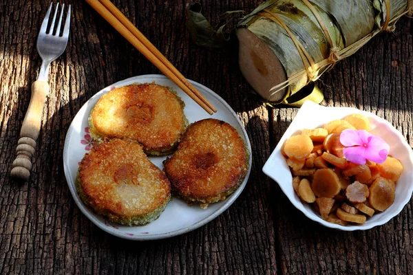 Vietnamese traditionele gerechten voor Tet, heerlijke gebakken kleefstof r — Stockfoto