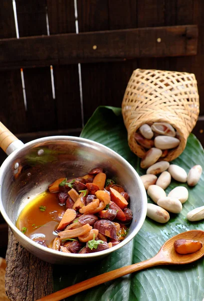 在深色木制背景下 用酱汁 香料和原材料将一锅胡桃籽煮熟 越南自制蔬菜 作为素食 味道鲜美营养 — 图库照片