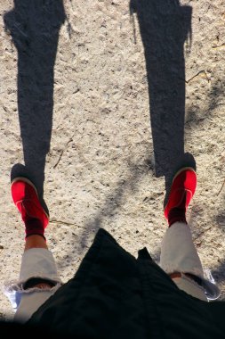 Sabahın erken saatlerinde kadın fotoğrafçının selfie 'si dizdeki kot pantolonun komik gölgesi ve ayakta duran kırmızı ayakkabılar insanların, Vietnam' da gölge ve siluet ile izlenim bırakması inanılmaz bir manzara.