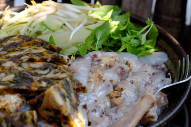 Ev yapımı Vietnam vejetaryen yemekleri, siyah buğulanmış pirinç rulosu tabağı ya da pirinç unundan doldurulmuş gözleme, mantarla doldurulmuş, soya fasulyesi, kahvaltıda lezzetli yemekler.