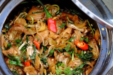 Ev yapımı vejetaryen yemekleri, sosla ve laksa yapraklarıyla kurutulmuş yenilebilir ekmek meyvesi lifleri, küçük tencerede kırmızı biber, Jackfruit 'den lezzetli vejetaryen yemekleri.