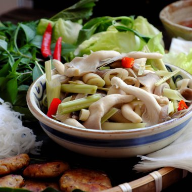 Vietnam 'da vejetaryen yemeği için acı biberli beyaz saman mantarı ve salata sebzeli sitronella ile buğulanmış