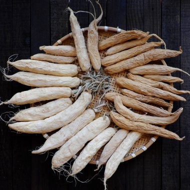 Üst manzara bambu tepsisi kurutulmuş tuzlanmış turp, birçok Vietnam vejetaryen yemeği için ev yapımı hammadde.