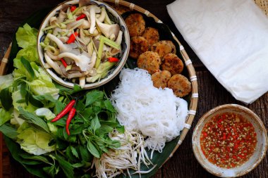 Yüksek tepsi vejetaryen yemeği, acı biberli beyaz saman mantarı, sitronella, erişte, soya fasulyesi turtası, pirinç kağıdı, salata, bitkisel yaprak ve fasulye filizi, vejetaryen yemeği için lezzetli yiyecekler.