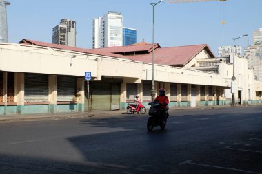 HO CHI MINH CITY, VIET NAM - APRIL 4, 2020: Ben Thanh pazarı pek çok mağazası kapalı, terk edilmiş cadde, sessiz sahne etkisi talep sınırı ile salgın ortamında dolaşır