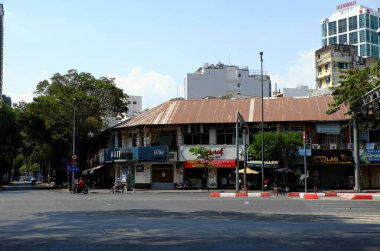HO CHI MINH CITY, VIET NAM - APRIL 4, 2020: Issız sokak, merkez bölgede sessiz sahne, istek sınırı ile hareket eden bölge 1, salgın, ticari cadde kapalı